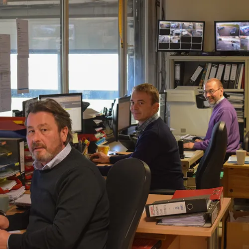 Verkoopteam van Bollaert mazouttank aan het werk in het kantoor in Wetteren.