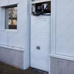 Citerne à mazout avec pompe en PE blanc, facile à déplacer et à installer grâce à sa forme compacte et son faible poids.