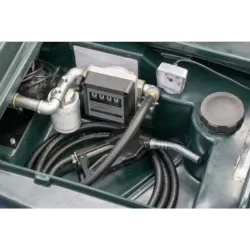 Vue intérieure du coffret de pompe d’une cuve à mazout PE verte avec accessoires standard : pistolet, flexible, filtre Cim-Tek et compteur.