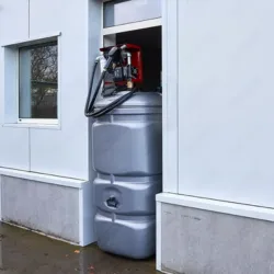 Cuve à mazout avec pompe en PE gris, facile à installer dans un espace étroit grâce à sa largeur réduite et son design compact.