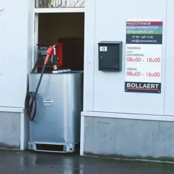 Cuve à mazout galvanisée de 700 litres installée à l’intérieur, facile à placer même dans un passage étroit.