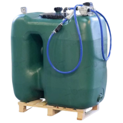 Cuve AdBlue en PE vert de 1 000 litres avec pompe 220V, légère, résistante à l’urée et prête à l’emploi.