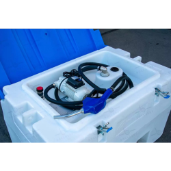 Cuve mobile AdBlue de 410 litres en PE-HD, modèle léger et transportable, disponible avec ou sans pompe électrique.