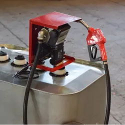 Détail de la pompe à mazout 220V avec compteur, flexible et pistolet automatique sur cuve galvanisée double paroi.