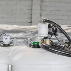 Citerne à mazout blanche rectangulaire en polyéthylène, équipée d'une pompe prémontée et d'un tuyau de distribution noir. L'image illustre un équipement pratique, double paroi et conforme (VLAREM II) pour le ravitaillement en diesel ou fioul.