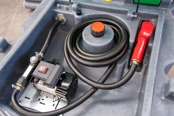 Détail de la pompe, du flexible et du pistolet d’une cuve chantier mazout, montrant le matériel à sécuriser selon la legislation ADR transport cuve chantier Wallonie