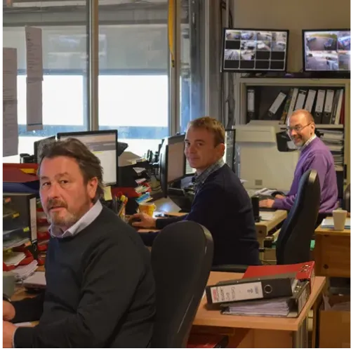 Équipe Bollaert citerne au bureau, prête à conseiller les clients par téléphone et par e-mail sur le choix de leur cuve.