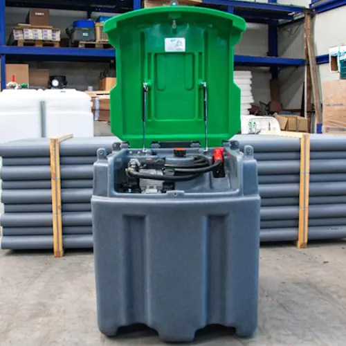 Cuve à mazout mobile type Truckmaster en PE-HD, avec couvercle de protection vert ouvert, montrant la pompe, le flexible et le pistolet de distribution pour un transport de carburant sécurisé et prêt à l'emploi sur chantier.