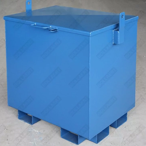 Grande cuve de chantier en acier bleue (400 litres), très robuste et conçue pour les grands chantiers ou les carrières, avec des anneaux de levage pour la manutention par grue ou engin de levage.