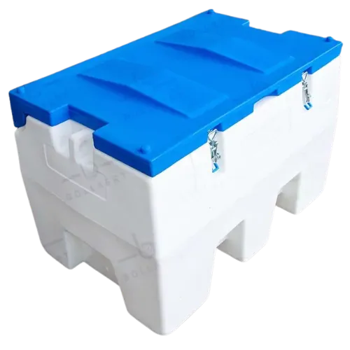 Cuve mobile AdBlue® en PE-HD blanche avec couvercle bleu, conçue pour le transport et le ravitaillement sécurisé des machines diesel Euro 6 sur les chantiers.