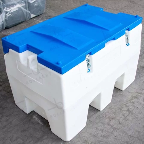 Cuve mobile en PE-HD blanche et bleue, de 410 litres, spécialement conçue pour le transport et le ravitaillement en AdBlue® sur les chantiers, avec des accessoires adaptés au produit.