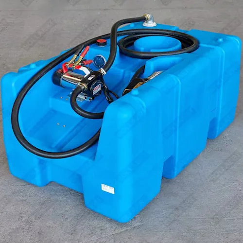 Cuve de chantier ouverte en PE-HD, modèle 200 litres bleu, équipée d'un flexible de pompe et d'un pistolet de distribution pour le transport de carburant et le ravitaillement manuel de petits engins ou bidons.