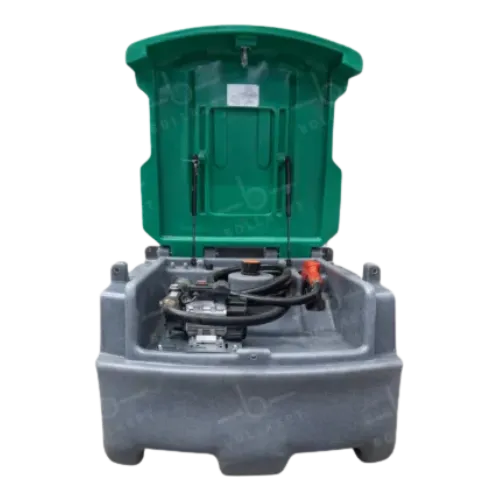 Cuve mobile de chantier PE-HD (Truckmaster) avec couvercle de protection vert ouvert, homologuée pour le transport de carburant diesel en Wallonie sous dispense ADR.